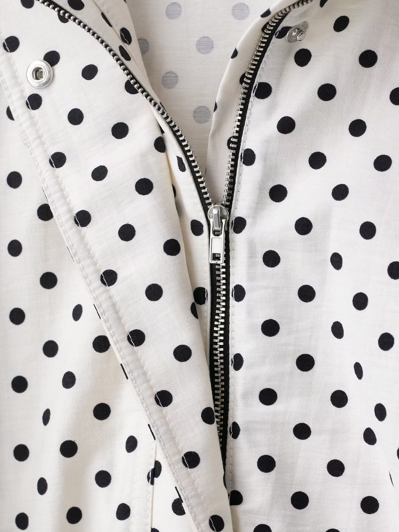 Smooth Zipper &amp; Snap Closure