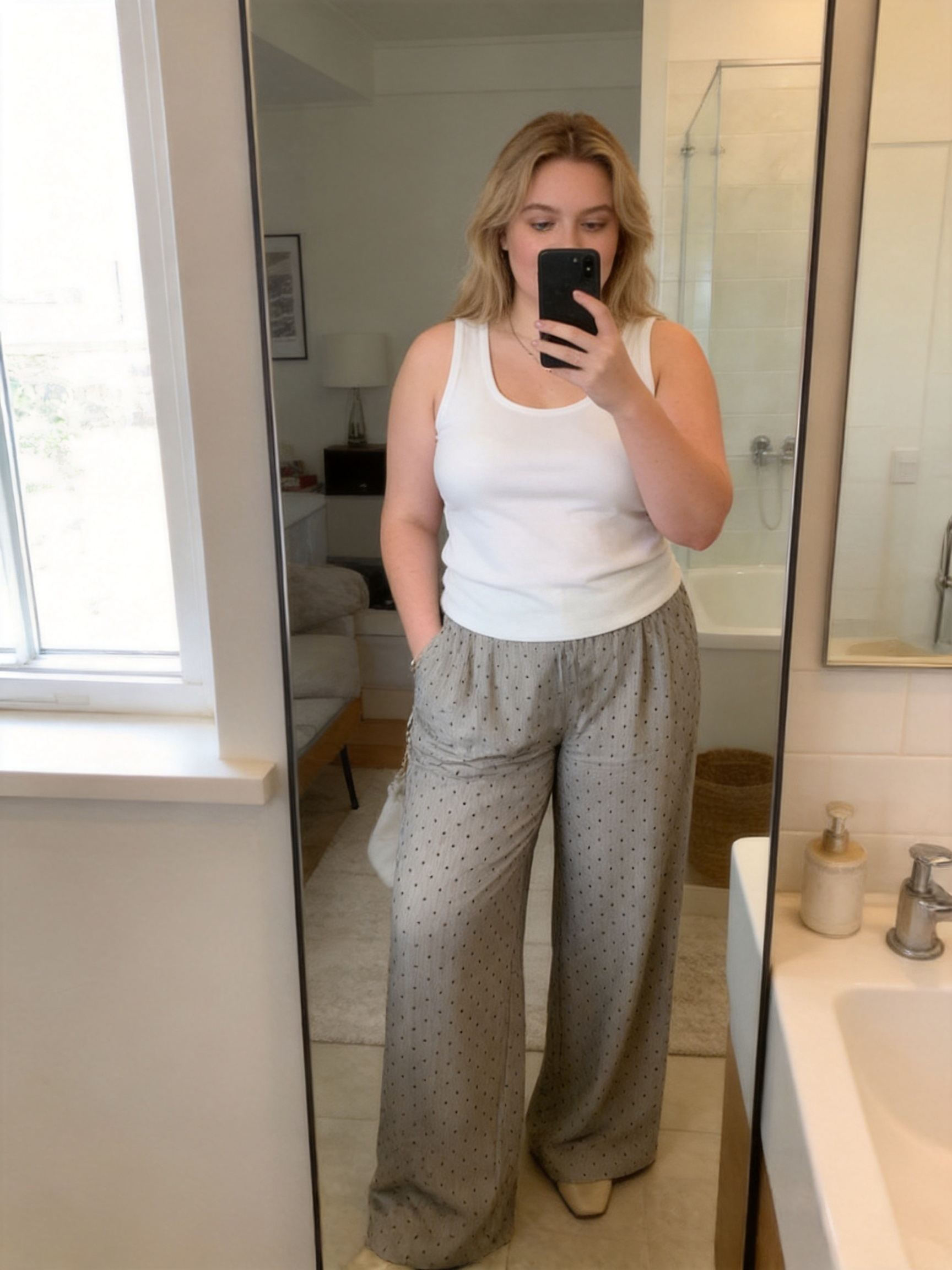 jimeng-2026-05-25-1534-Mirror_selfie_ootd_by_a_plus-size_Caucas..._e89c2a36-d40c-4e86-a10d-37d610eb1a5f.png
