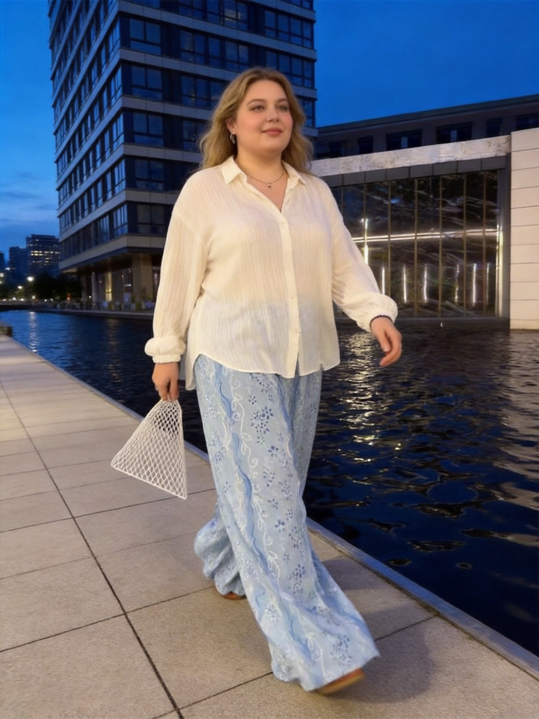 jimeng-2026-05-25-3187-Candid_evening_shot_of_a_plus-size_Cauca....png